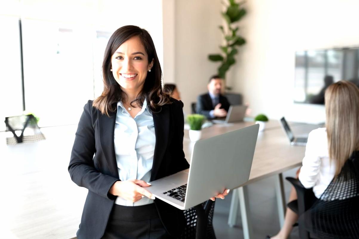 Apprenant travaillant sur une analyse SEO pendant une session en ligne